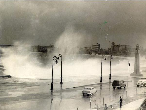 Tramo del malecón habanero bajo los efectos de fuertes marejadas a comienzos de la década de los 50 del pasado siglo. 