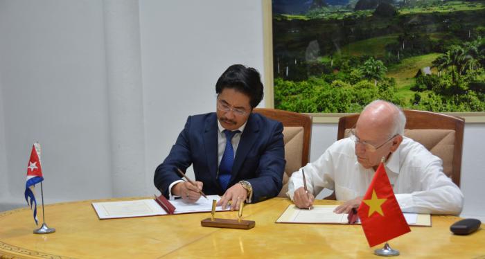 Clausura de la Comisión mixta Cuba-Viet Nam presididas por Rodrigo Malmierca, ministro de Comercio Exterior y la Inversión Extranjera; así como por la parte vietnamita Pham Hong Ha, Ministro de la Construción del hermano país. 
Además el general de división (R) Samuel Rodiles Planas, director del Instituto de Planificación Física de Cuba, rubricó un acuerdo de cooperación con su homólogo vietnamita, Luu Duc Cuong, Director General del Instituto de Planificación Urbana y Rural de Viet Nam.