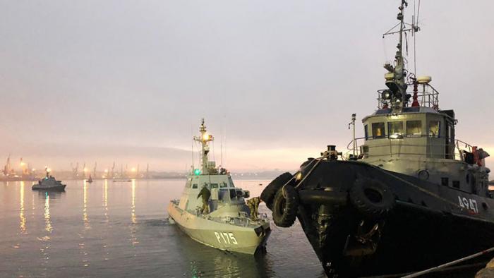 El cañonero fluvial blindado Berdyansk y el remolcador ucraniano Yany Kapu apresados en el puerto de Kerch , en Crimea (Rusia), el 26 de noviembre del 2018. 