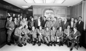 Grupo de médicos guerrilleros del Ejército Rebelde, reunidos en el periódico Gra