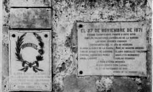 Tarja que recuerda el lugar donde fueron fusilados los ocho estudiantes de medic