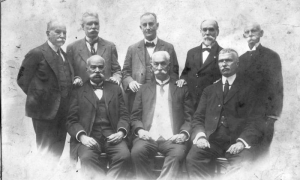 Supervivientes del 27 de noviembre de 1871. Parados, de izquierda a derecha: Doc
