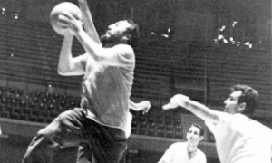 Fidel jugando baloncesto