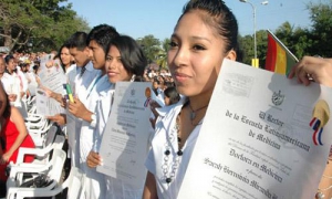 Egresados bolivianos reciben sus títulos de la Escuela Latinoamericana de Medici