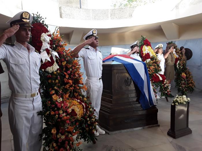 En el aniversario 62 del Desembarco del Granma y Día de las FAR, se rindió tributo al Héroe Nacional José Martí.