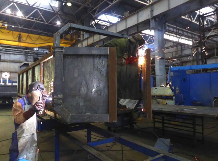 Buena parte de los soldadores y paileros de la fábrica de estructuras metálicas se concentra hoy en la elaboración de medios para la recogida de desechos sólidos en las ciudades del país. Foto del autor