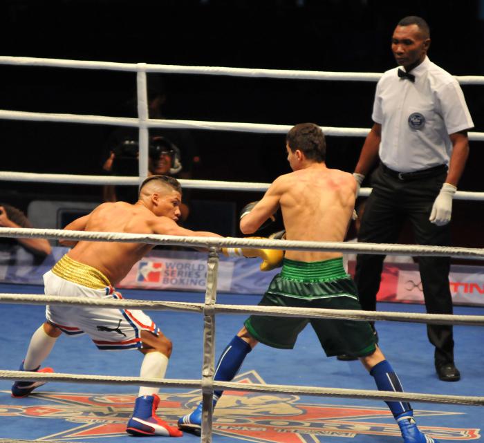 División de 56 Kg, Yosbany Veitía (I), integrante de la escuadra de Domadores de Cuba y Fayzov Khudaynazar (D), de los Tigres de Uzbekistán, en la VIII Serie Mundial de Boxeo celebrada en la Ciudad Deportiva, en La Habana
