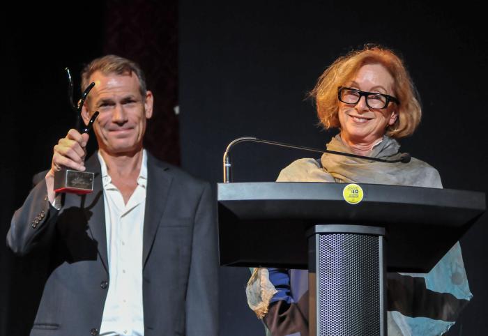 Iván Giroud, presidente del Festival Internacional del Nuevo Cine Latinoamericano entrega Premio Coral de Honor al Instituto Sundance ( Michelle Satter (D), directora del mismo) , durante la Inauguración del Festival Internacional del Nuevo Cine Latinoamericano, en el Teatro Karl Marx