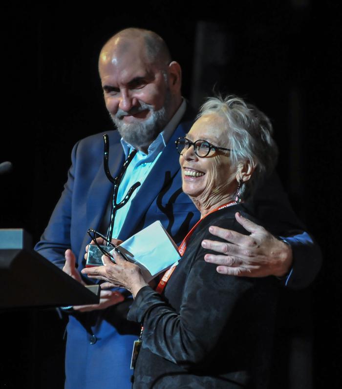 Iván Giroud (I), presidente del Festival Internacional del Nuevo Cine Latinoamericano entrega Premio Coral de Honor a Bertha Navarro (D), productora de cine, durante la Inauguración del Festival Internacional del Nuevo Cine Latinoamericano, en el Teatro Karl Marx