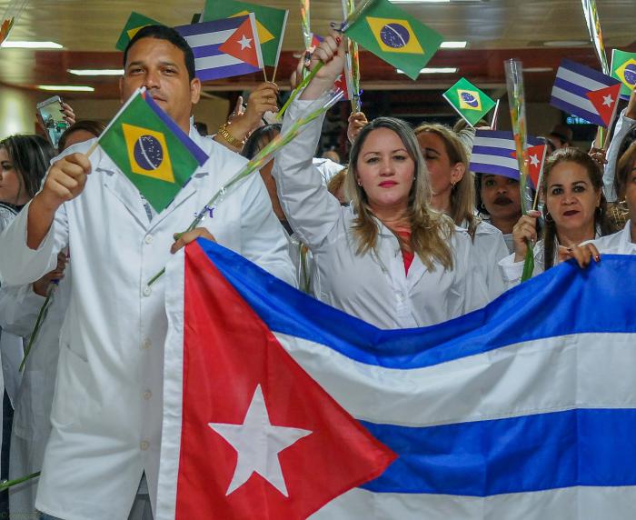 Recibimiento en el Aeropuerto Internacional José Martí de otro Grupo de Coolaboradores de la salud en Brasil