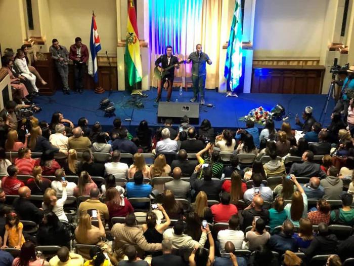 Buena Fe en contacto con el público boliviano.