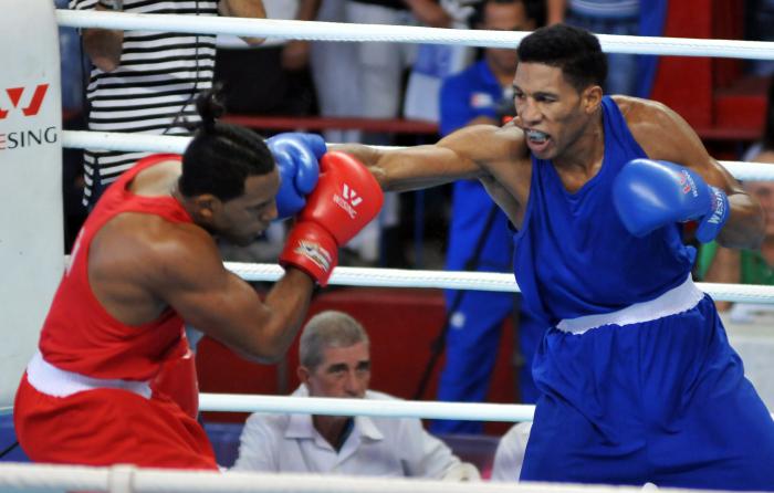 Combate Final de la division de 75kg, Arlen Lopez (rojo), equipo Guantanamo y Osley Iglesias (azul),equipo Matanzas, en el 56 Toreno Nacional de Boxeo Playa Giron, en la Sala Yara, Santi Spiritu