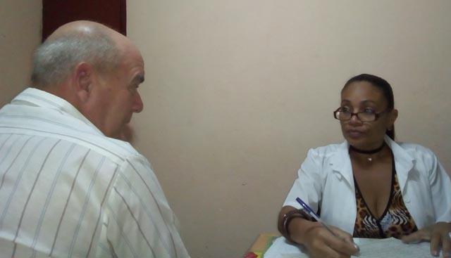 La doctora Daimé León Balmaseda atendiendo a sus pacientes en el consultorio número 13 del policlínico Plaza de la Revolución, ubicado en la capital cubana.