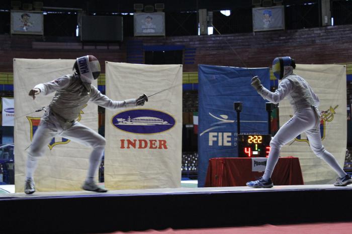 El egipcio Mohamed Hamza (izquierda) y el argentino Augusto Serveiro (derecha) en el enfrentamiento por la medalla de oro
