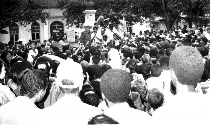 Fidel en un recorrido por El Cobre.