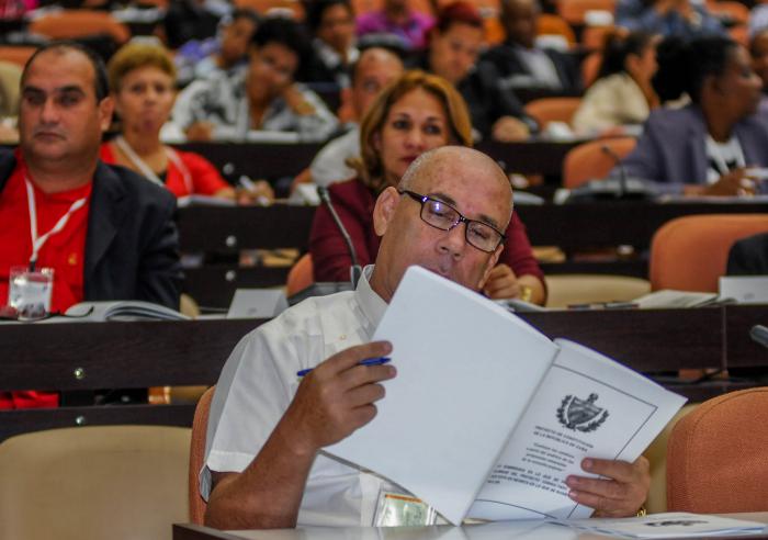 Diputados cubanos debaten en subgrupos el nuevo texto del Proyecto de Constitución, presidido por El presidente de la Asamblea Nacional del Poder Popular Esteban Lazo Hernández junto a José Luis Toledo Santander, presidente de la Comisión de Asuntos Constitucionales y Jurídicos de la ANPP