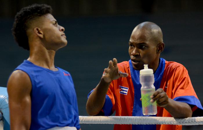 Robinson Poll (derecha) destaca el trabajo desde la base para el éxito del boxeo en Camagüey.