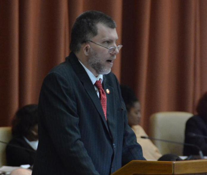 Oscar Luis Hung Pentón, presidente de la comisión de Asuntos Económicos, dio lectura al dictamen..
