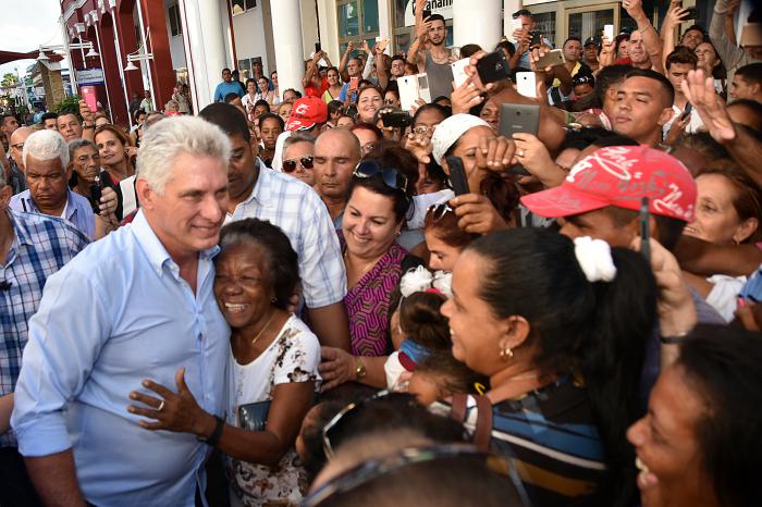 Miguel Díaz-Canel en recorrido por el pueblo de Artemisa.