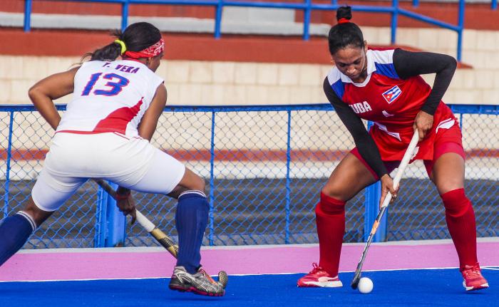 Zunaylis Nikle Coronit (derecha).