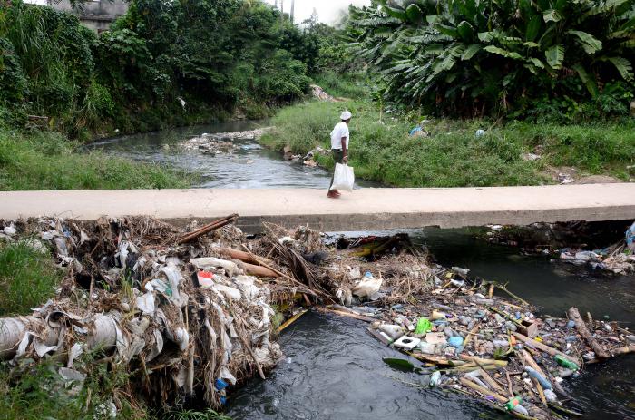 Recorrido por diferentes afluentes aguieros de la habana que desembocan en la bahía de la habana he influyen en su contaminación.