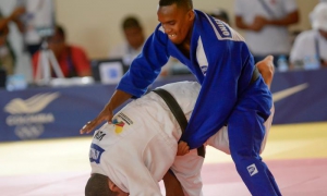 El judoca cubano de los 66 kg Osniel Solís (derecha). 