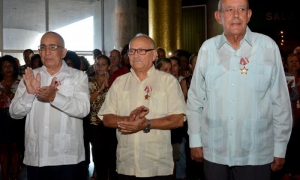 CONDECORACION A DIRIGENTES DEL PCC