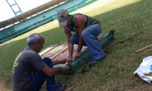 Miembros del equipo de mantenimiento reparan todos los colchones de la instalaci