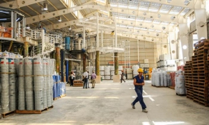 La fábrica tiene el techo cubierto completamente de paneles solares translúcidos