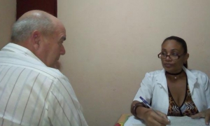 La doctora Daimé León Balmaseda atendiendo a sus pacientes en el consultorio núm