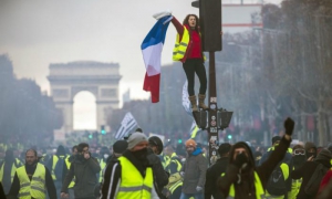 protesta en los Campos Elíseos en París
