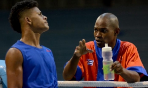 Robinson Poll (derecha) destaca el trabajo desde la base para el éxito del boxeo
