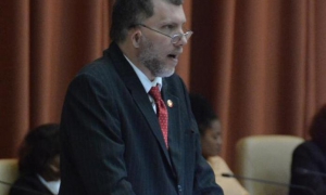 Oscar Luis Hung Pentón, presidente de la comisión de Asuntos Económicos, dio lec
