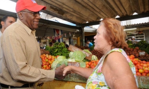 Salvador Valdés Mesa dialogó con la población que acude a los mercados