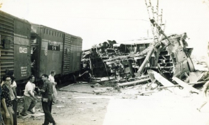 La locomotora del Tren blindado se descarriló y se destrozó.