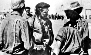 El Che impartiendo órdenes a sus combatientes.