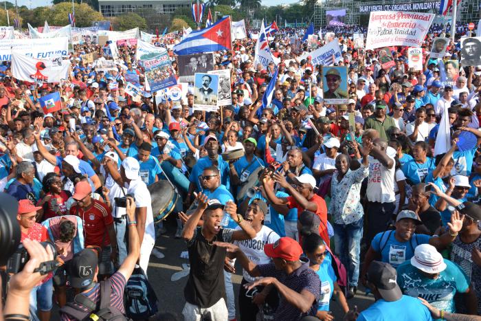 Desfile del 1ro de Mayo en la Plaza de la Revolución, presidido por el General de Ejército Raúl Castro Ruz, Primer Secretario del Partido Comunista de Cuba y Miguel Díaz-Canel Bermúdez, miembro del Buró Político del PCC y Presidente de los Consejos de Estado y de Ministros.