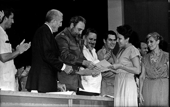 Fidel Castro entregando diplomas en la primera graduación de los Institutos Superiores Pedagógicos. Participaron además Jorge Risquet, José Ramón Fernández y Jorge Lezcano.
