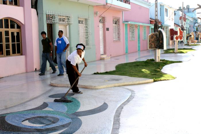 Los obreros de Servicios Comunales en Bayamo garantizan la limpieza permanente del paseo peatonal General García, en el centro histórico de la ciudad. Fotos: Rafael Martínez Arias