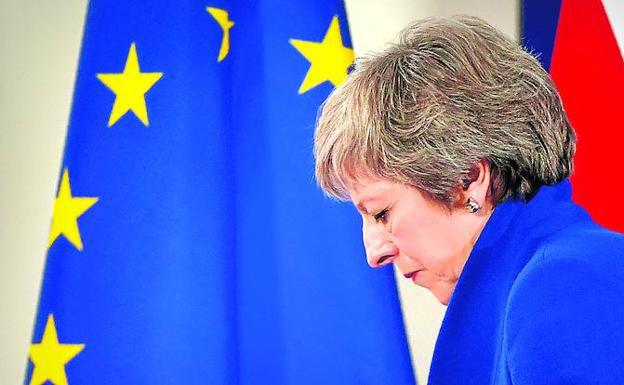 Frente a la negativa de la mayoría de los diputados británicos que rechazan el arreglo en sus términos actuales, la primera ministra Theresa May lanzó a principios de 2019 otra iniciativa diplomática. FOTO: AFP