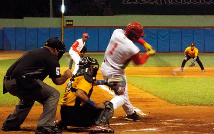Danel Castro conectó jonrón y doble en el primer juego de la final de la postemporada cubana frente a Villa Clara. Foto: Rey Betancourt