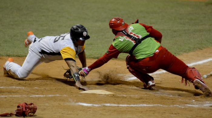 Beisbol play off VLLC-vs LTunas juego N0 3  jugada en Home