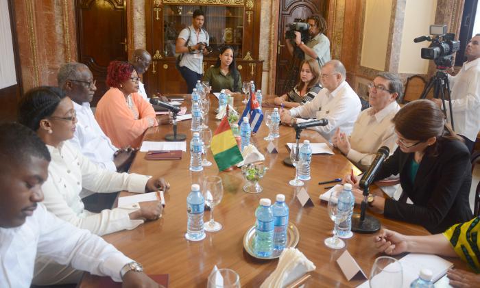 bruno recibe a canciller de guinea