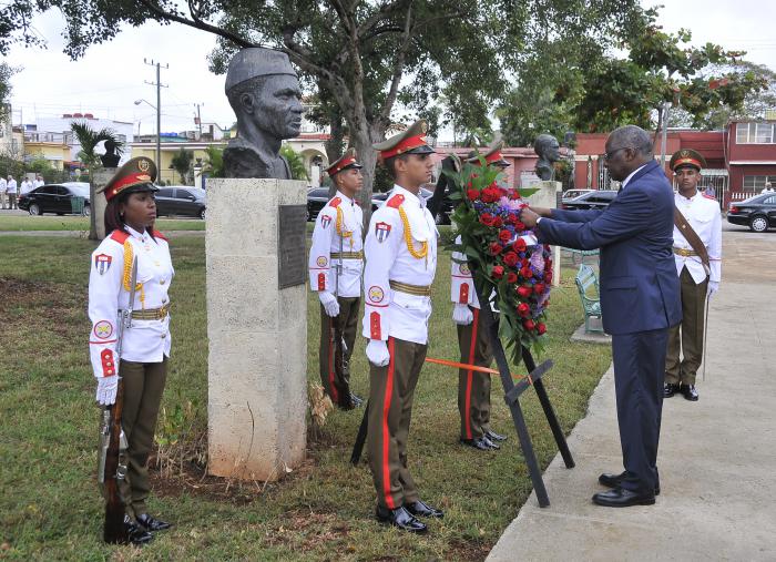 El Excmo. Sr. Mamadi Touré, depositó flores en el capitalino Parque de los Próceres Africanos.