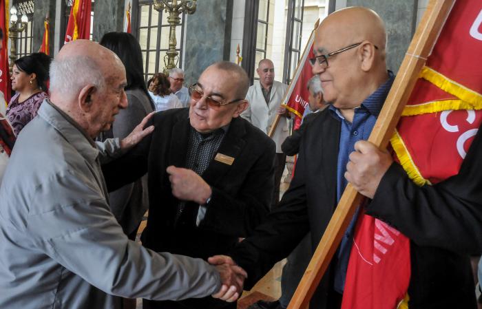 Acto de entrega de la Bandera 80 Aniversario de la CTC a los 80 colectivos destacados del País, presiden José Ramón Machado Ventura (I), segundo Secretario del Comité Central del Partido Comunista de Cuba, Salvador Valdés Mesa. Primer vicepresidente de los Consejos de Estado y de Ministros y el vicepresidente de los Consejos de Estado y de Ministros, y Ulises Guilarte de Nacimiento, miembro del Buró Político y Secretario General de la Central de Trabajadores de Cuba, en el Capitolio