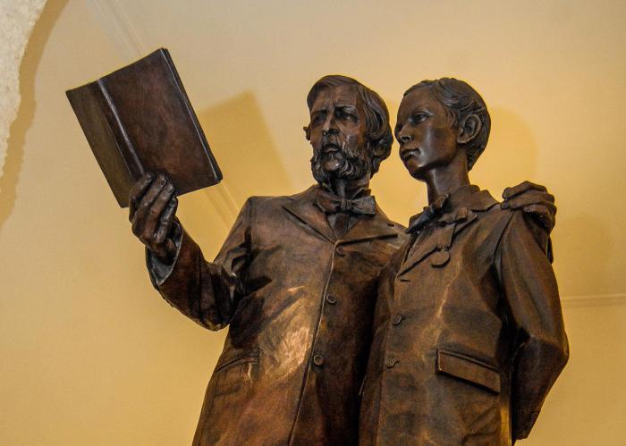 Monumento del Maestro y su discípulo, del escultor José Villa Soberón, ubicada en la Escuela Rafael María de Mendive, antiguo Colegio San Pablo. 