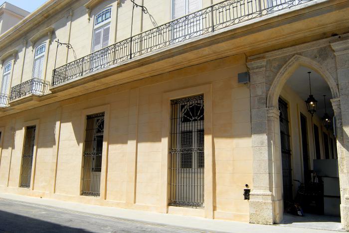 vista exterior de la escuela, tras la restauración.