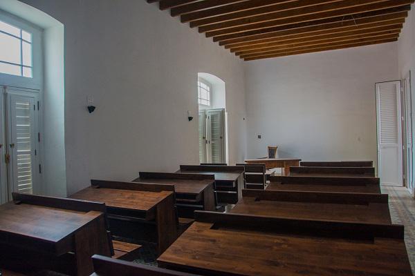 La reproducción del aula donde recibía clases José Martí ocupada un área de la Escuela Rafael María de Mendive.