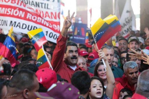 El legítimo Presidente entre su pueblo, abrazado y respaldado, pues fue elegido democráticamente.