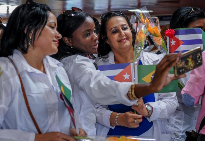 Recibimiento de Médicos colaboradores que prestaban servicio en Brasil, Preside el Ministro de salud Públíca de Cuba, Dr. José Ángel Portal Miranda.